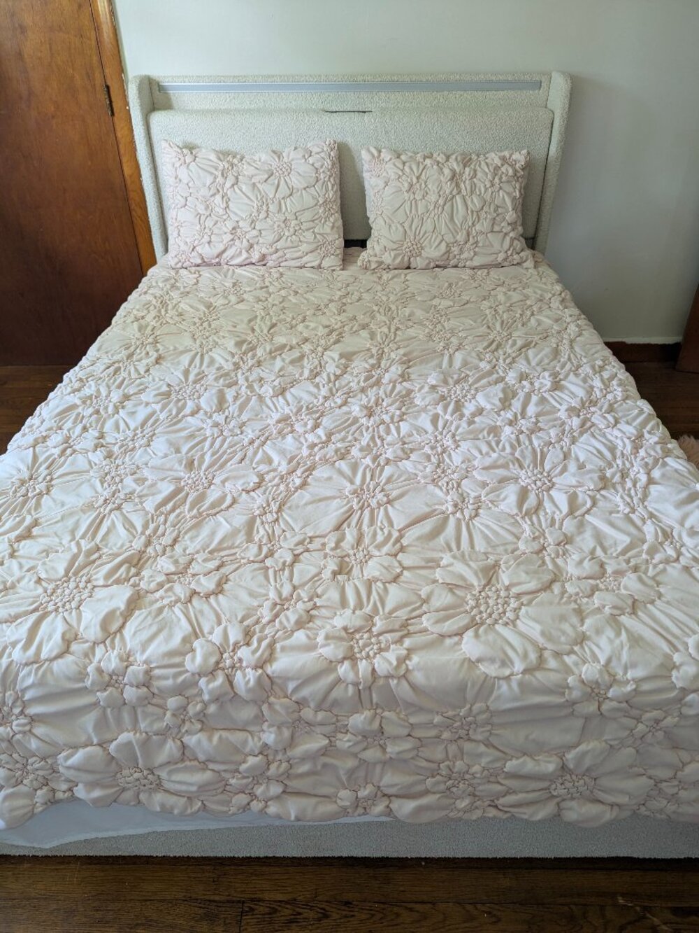 Full size bedspread and two pillow shams